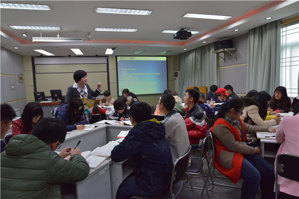 20200602164503_339667.jpg 2、专业课教师在课堂上与工商管理专业学生们互动.JPG