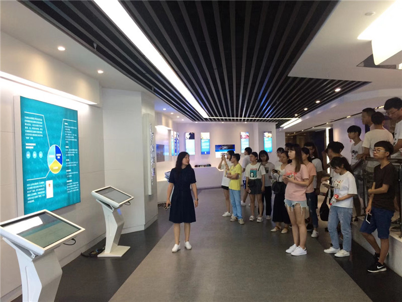 20200704154918_870288.jpg 4、同学们到企业中参观,开展实习实训活动.jpg
