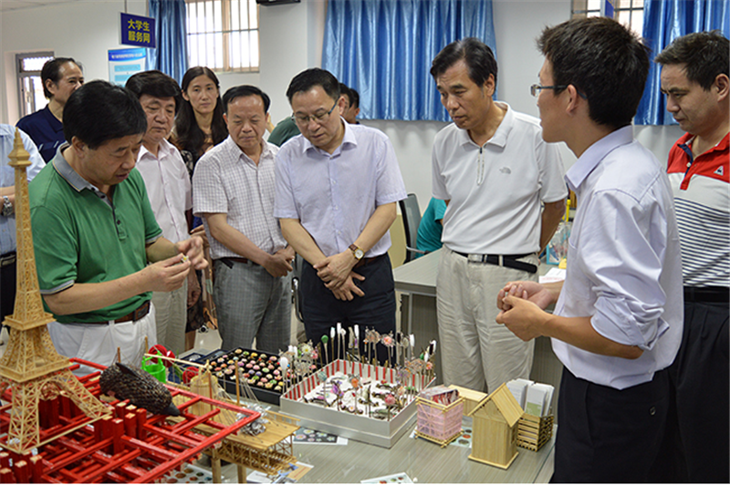 20200704154816_88336.png 3、省教育厅领导视察我校电子商务孵化基地.png