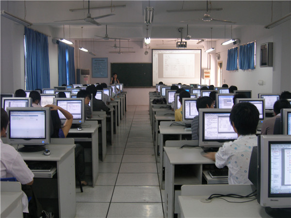 20200602164543_296365.jpg 3、工商管理专业学生们在实验室里上课.JPG