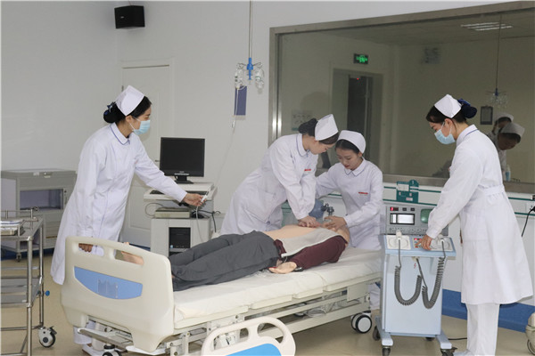 20200512124241_293441.jpg 3、护理学专业学子们在学校高仿真模拟实训室中进行实践操作.jpg