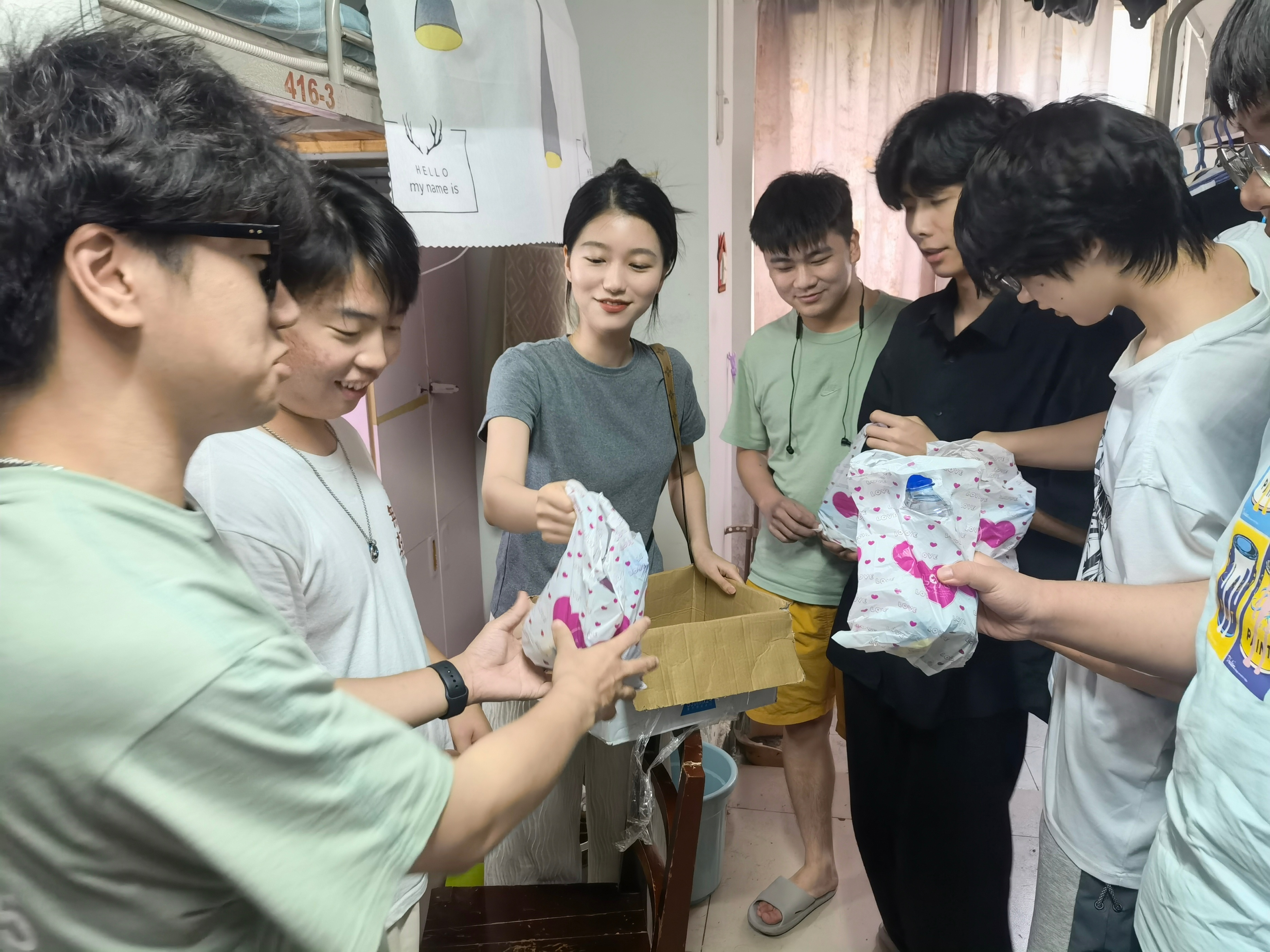 暖心！武汉一大学端午节给全校学生发粽子