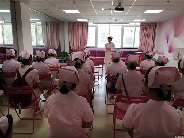 20200512124036_212327.jpg 2、护理学专业将新生入学教育课堂搬到医院.jpg