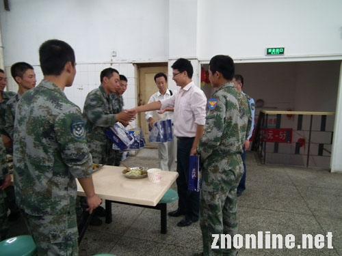 图为王海涛向承训部队官兵赠送月饼