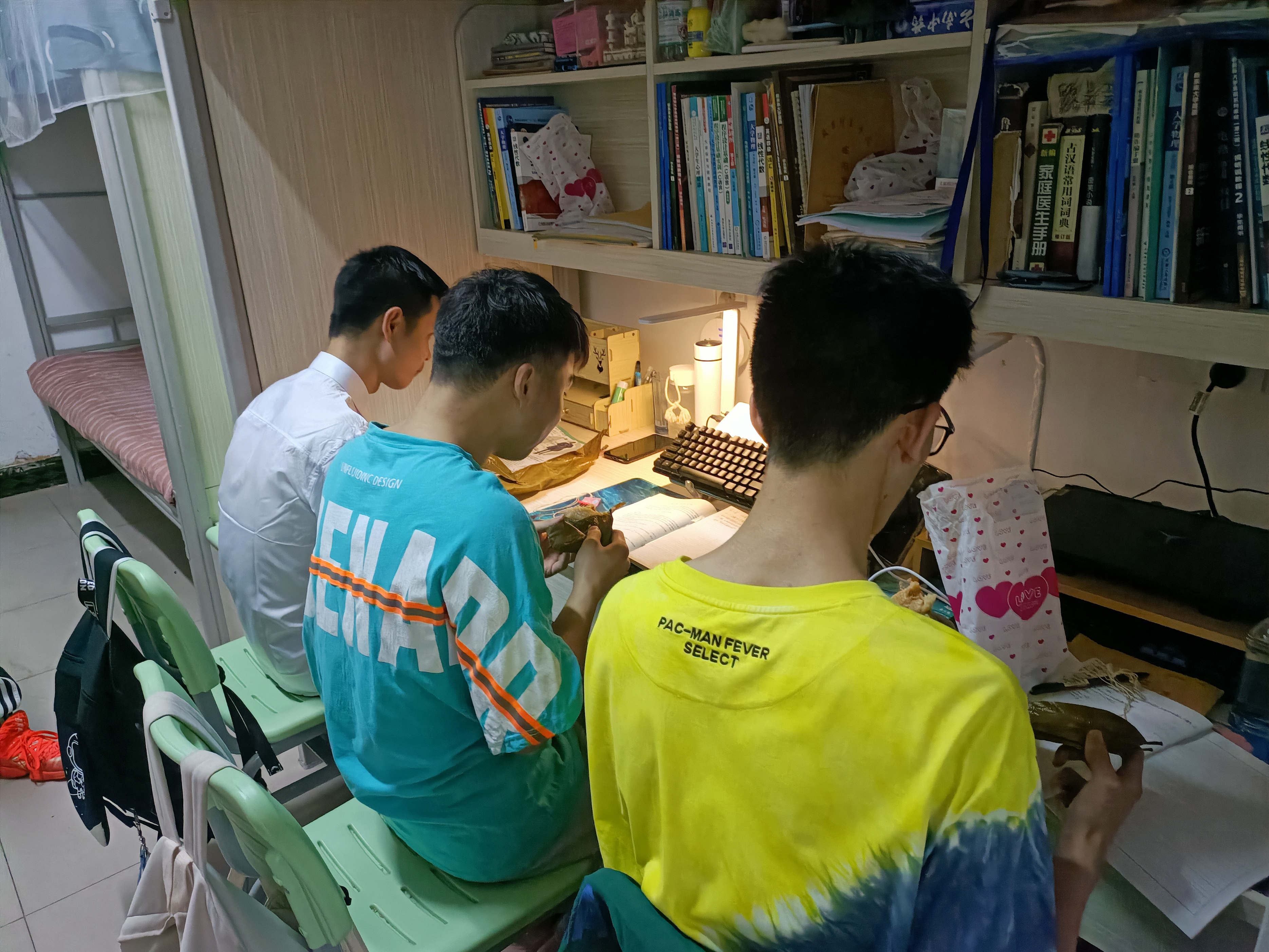 暖心！武汉一大学端午节给全校学生发粽子